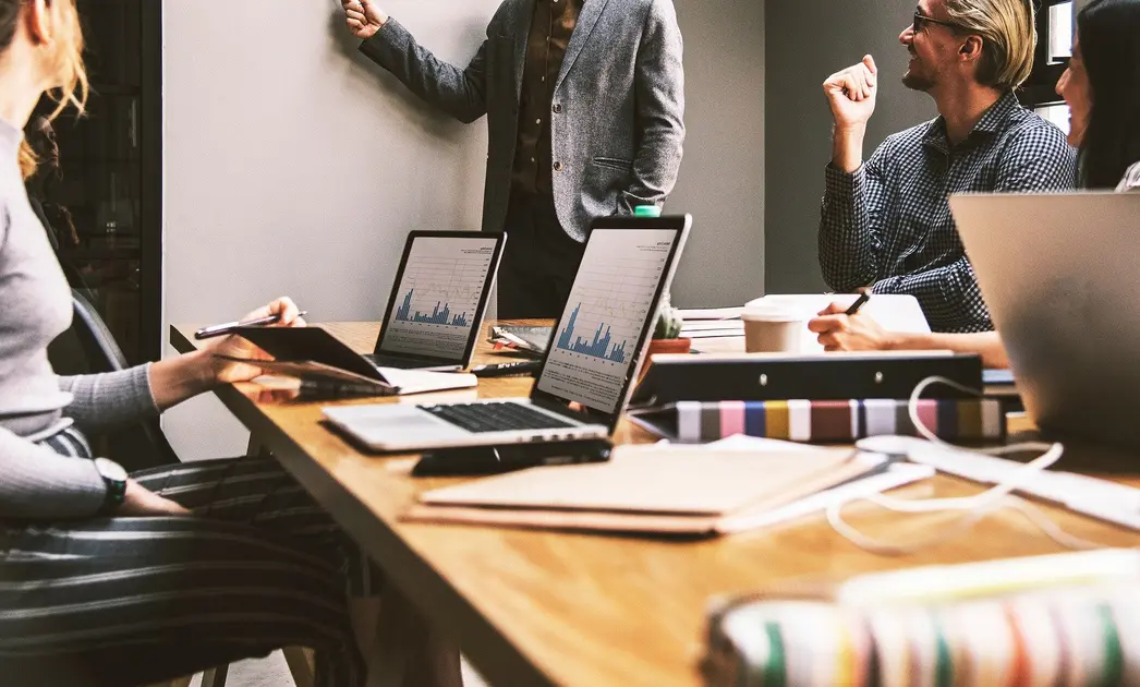 équipe de repreneurs qui structurent une reprise d'entreprise