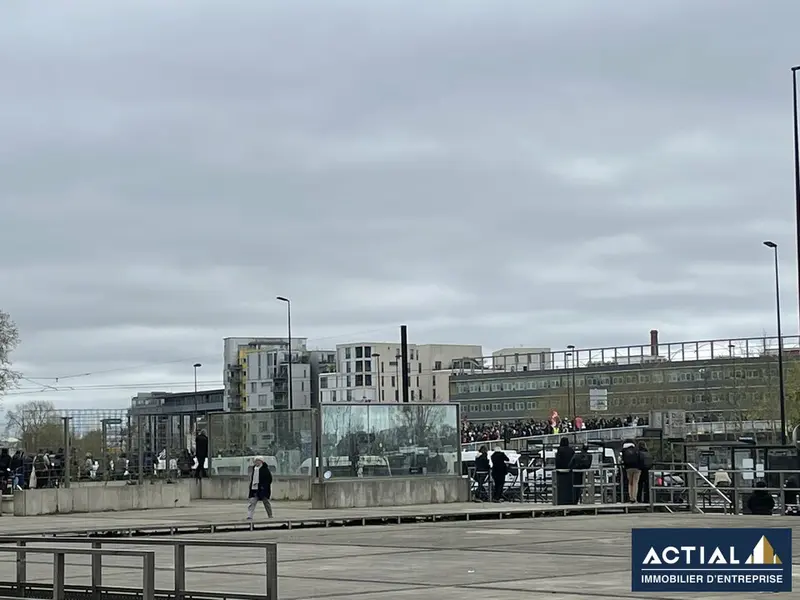 ILE DE NANTES GARE MARITIME Visibilité avec vitrine d'angle