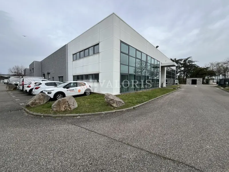 A louer Locaux d'activité 733m² Décines-Charpieu