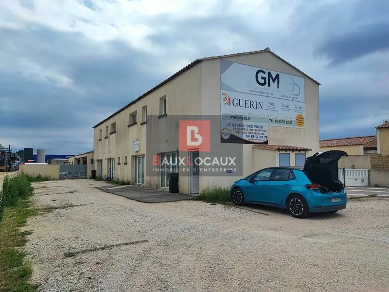LOCAL COMMERCIAL/BUREAUX AVEC PARKING PRIVATIF
