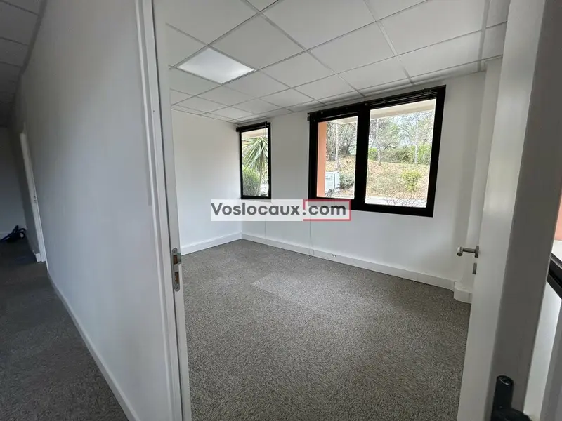 A la location : Bureaux  de 75 m² à SOPHIA ANTIPOLIS - LES BOUILLIDES