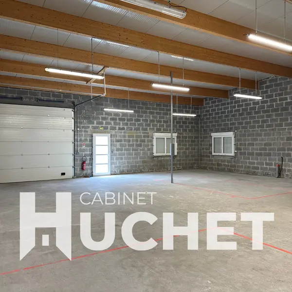 14. A LOUER Local d'activité de 260 m2 avec bureaux au sud d