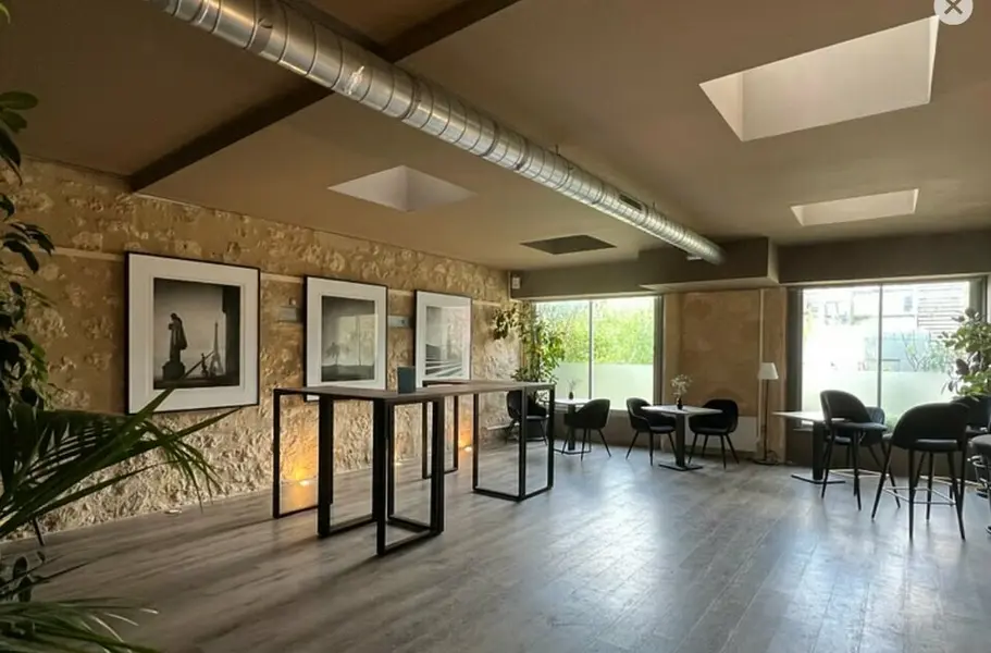 BORDEAUX LOCAL COMMERCIAL A LOUER DE 170 M² ENV