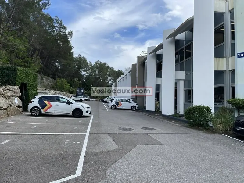 A la location : Local d'activité de 704m² à Sophia-Antipolis