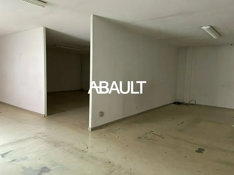 A LOUER LOCAL COMMERCIAL D ENVIRON 114M² EN RDC BD DE SUISSE