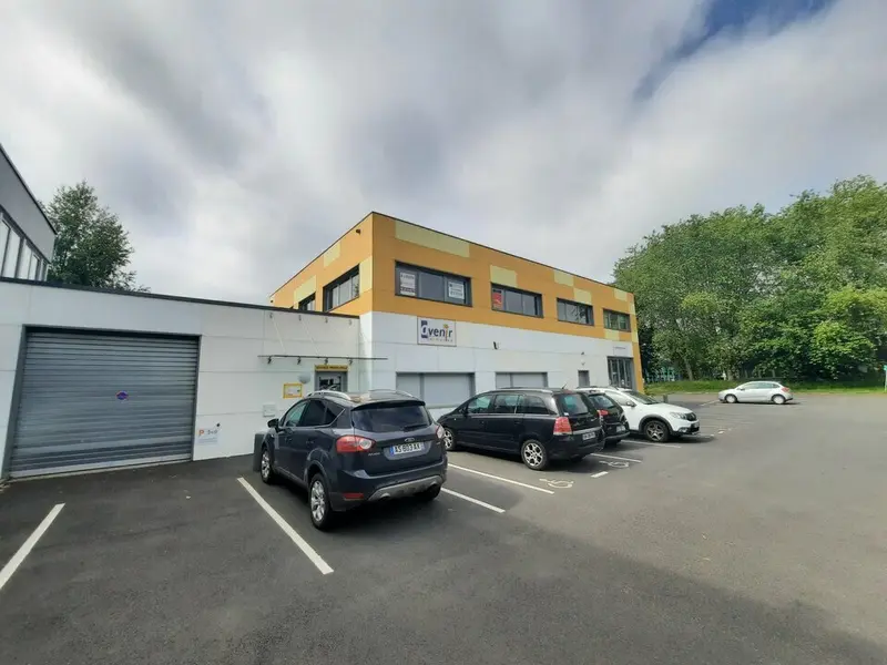 BUREAUX + GARAGE + PARKING EXTERIEUR.
