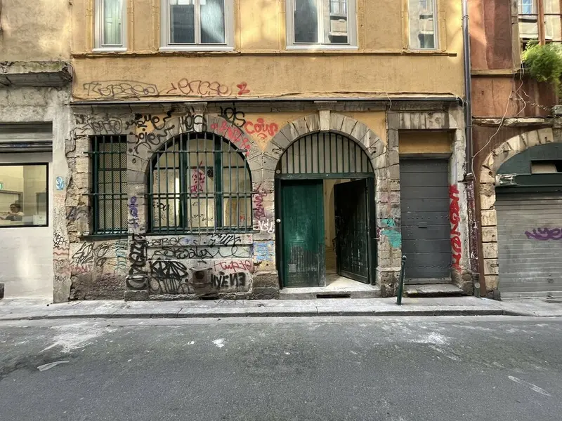 A louer Local commercial  114m² Lyon 01