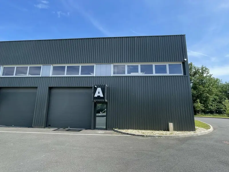À VENDRE  Cellule d'activité de 226 m²  Beychac-et-Caillau