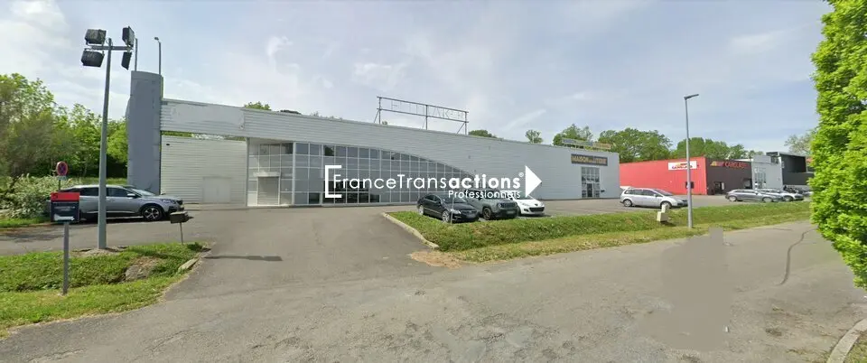A LOUER LOCAL COMMERCIAL 700 m² AUCH RETAIL PARK