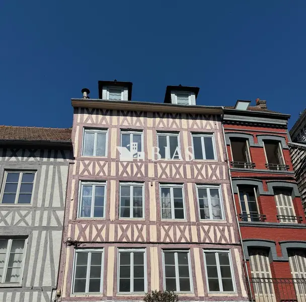 Immeuble 8 lots (6 Habitations / 2 Commerces)