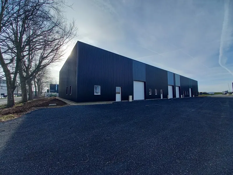 A VENDRE OU A LOUER - LOCAUX NEUFS + PARKING.